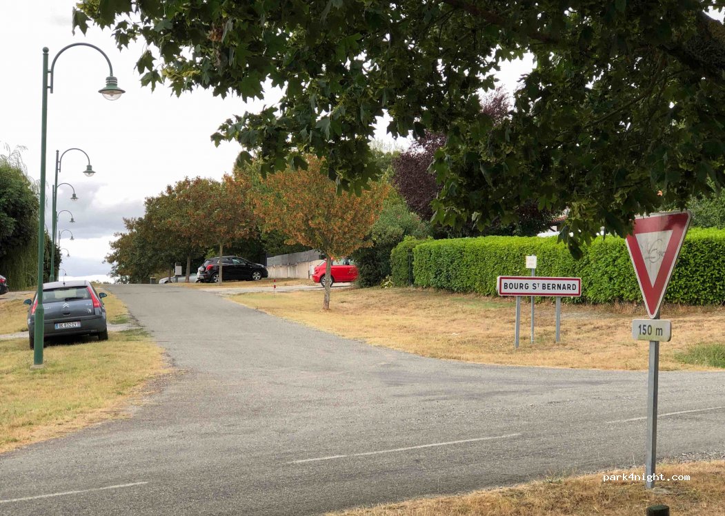 (31570) Bourg-Saint-Bernard - 16 Allée du Stade — foto