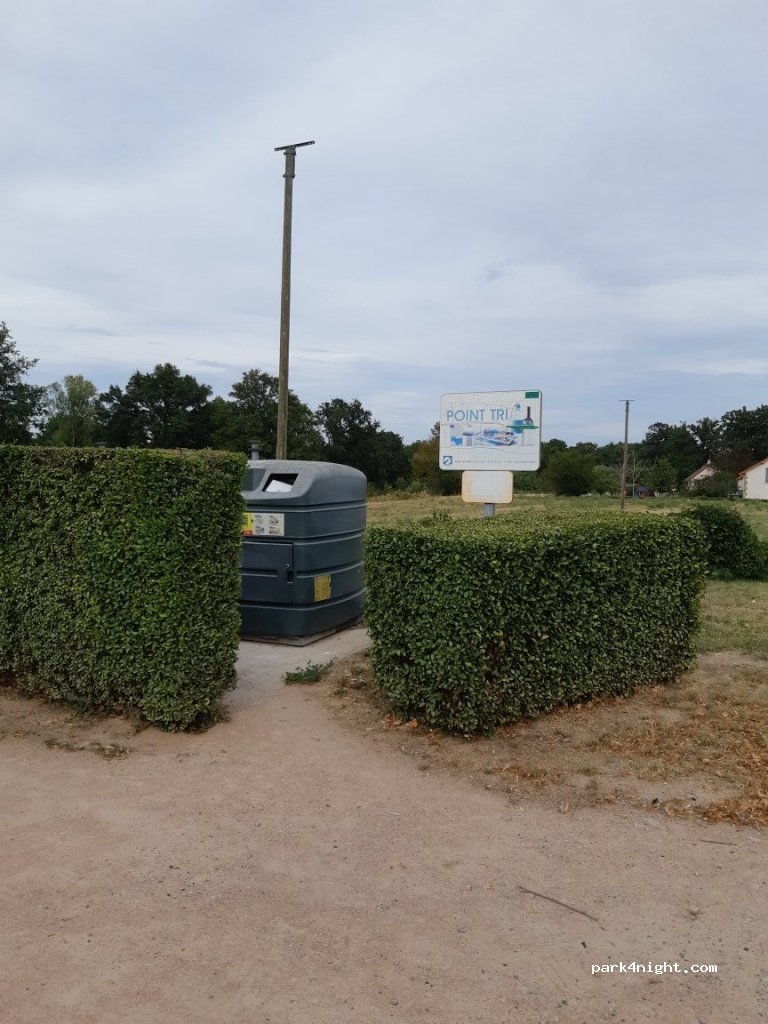 (03210) Chemilly - 8 Place Saint-Denis — foto 2