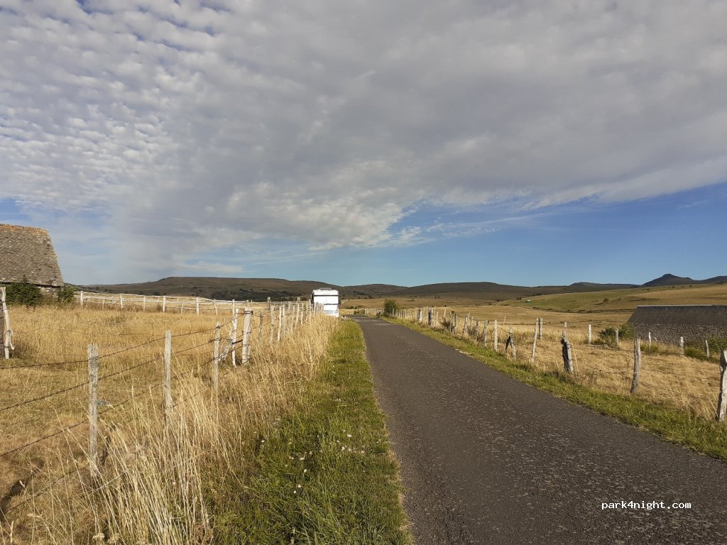 (15140) Saint-Bonnet-de-Salers - Unnamed Road — foto