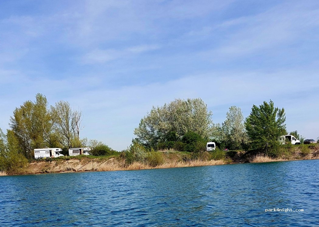 (925 26) Senec - Unnamed Road — foto