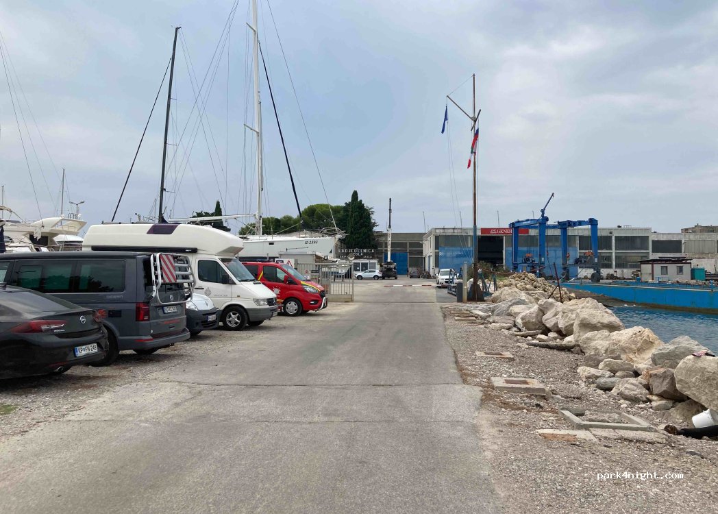 (6310) izola - 23 Cankarjev drevored — foto 2