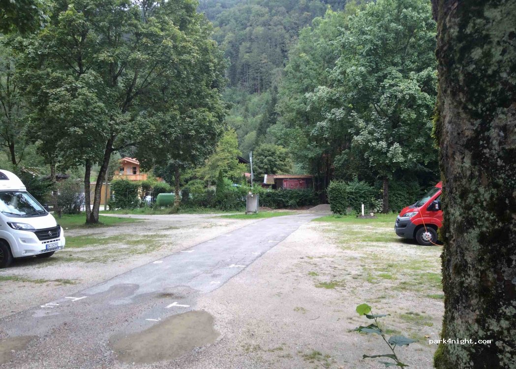 Wohnmobilstellplatz vor dem Campingplatz — foto