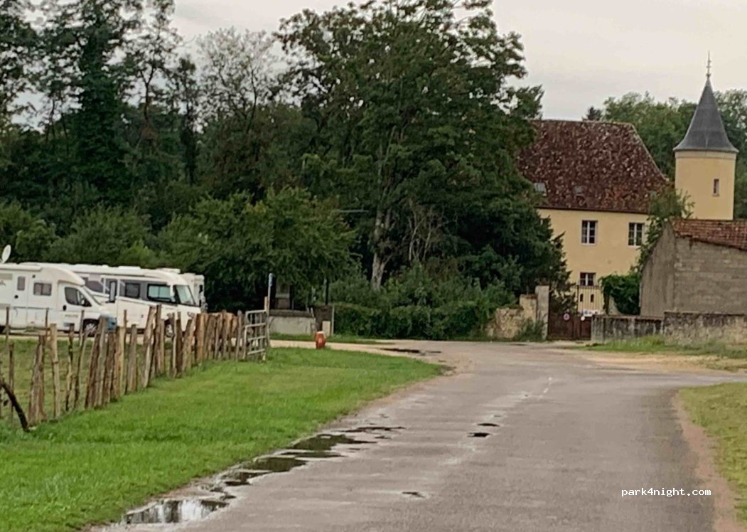(21270) Pontailler-sur-Saône - 11 Place des Martyrs de Résistance — foto