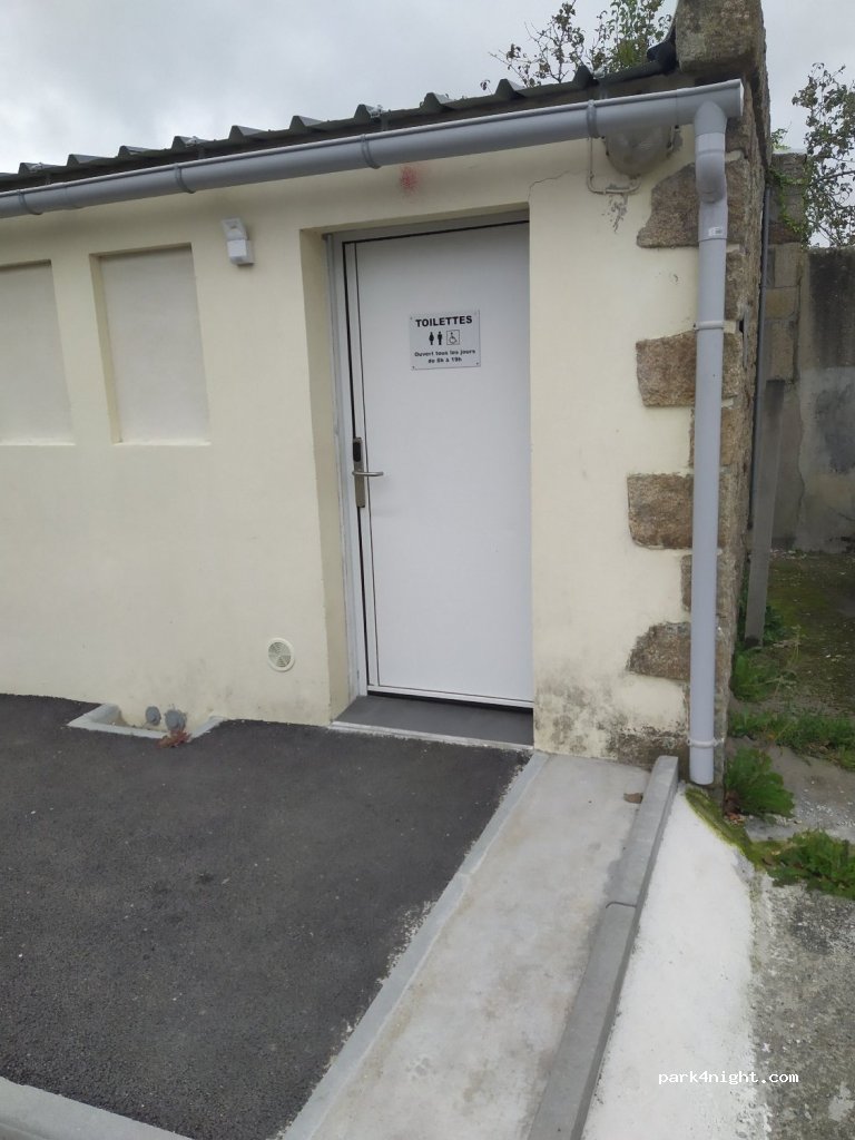 (29860) Plouvien - 1 Place de la Mairie — foto 2