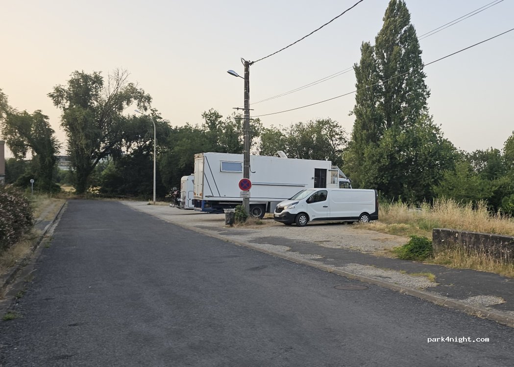 (16000) Angoulême - Rue des Îles — foto 4
