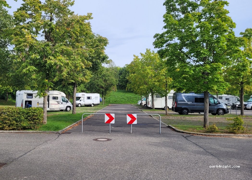 Wohnmobilstellplatz an der Schiffsanlegestelle — foto 2