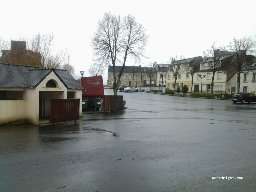 (29520) Châteauneuf-du-Faou - 15 Place du Marché — foto 2