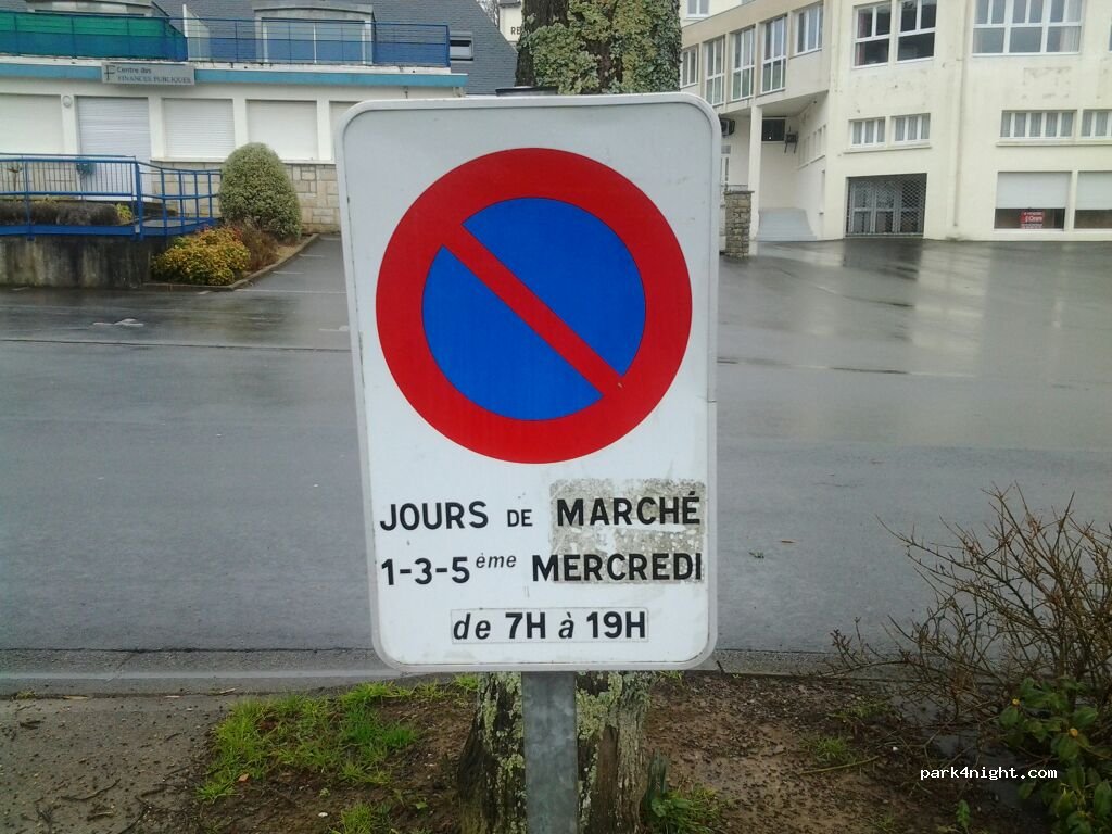 (29520) Châteauneuf-du-Faou - 15 Place du Marché — foto 3