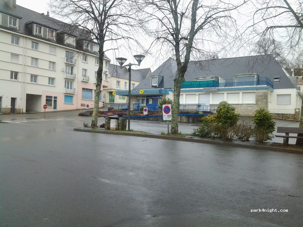 (29520) Châteauneuf-du-Faou - 15 Place du Marché — foto 4