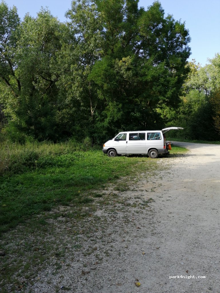 Parkplatz zum Grill-/Spielplatz — foto