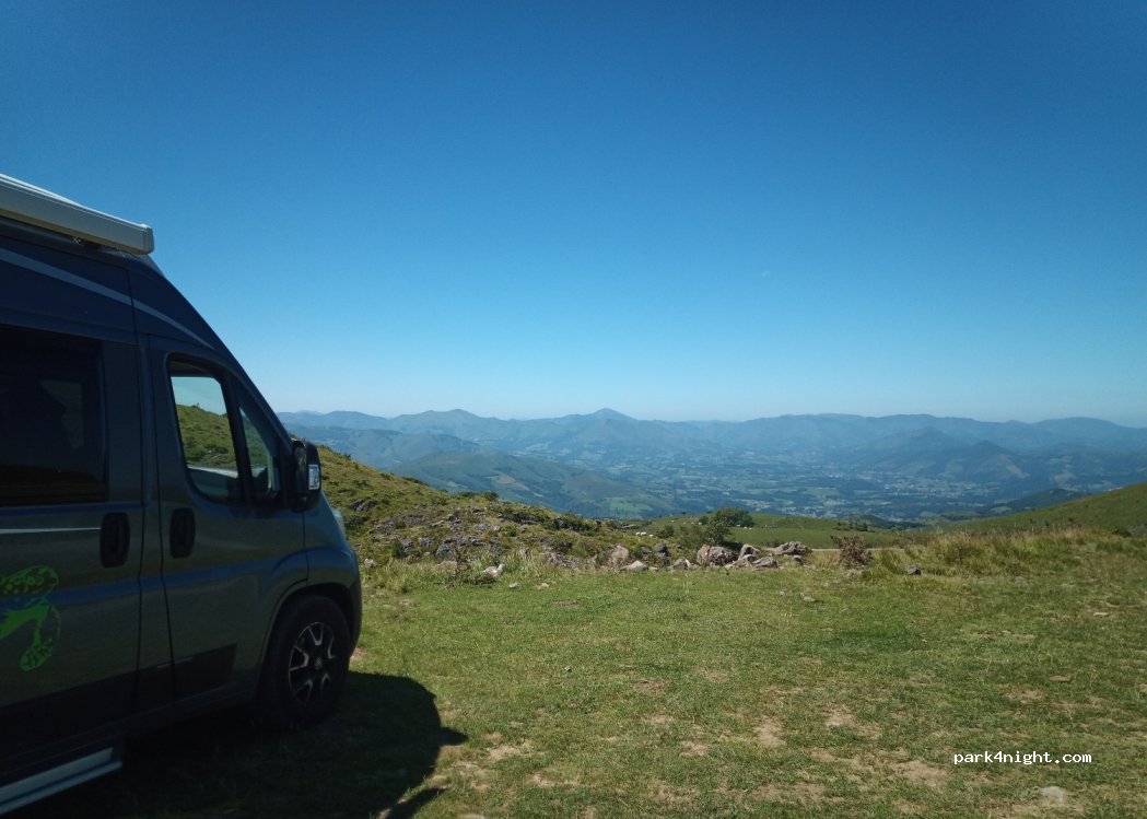 (64220) Béhorléguy - Unnamed Road — foto 3