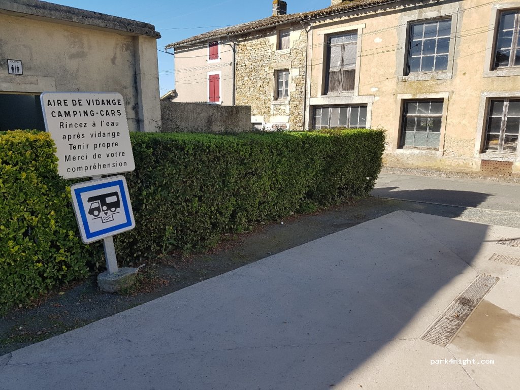 (79220) Champdeniers - 20 Place du Paradis — foto 2