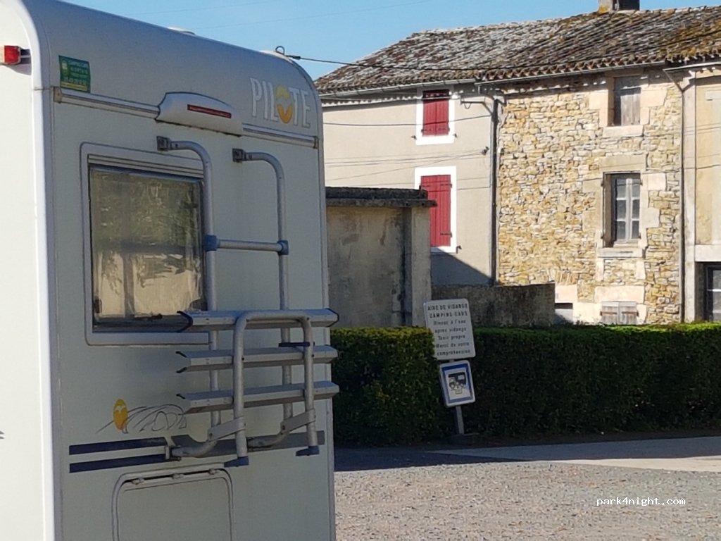 (79220) Champdeniers - 20 Place du Paradis — foto 3