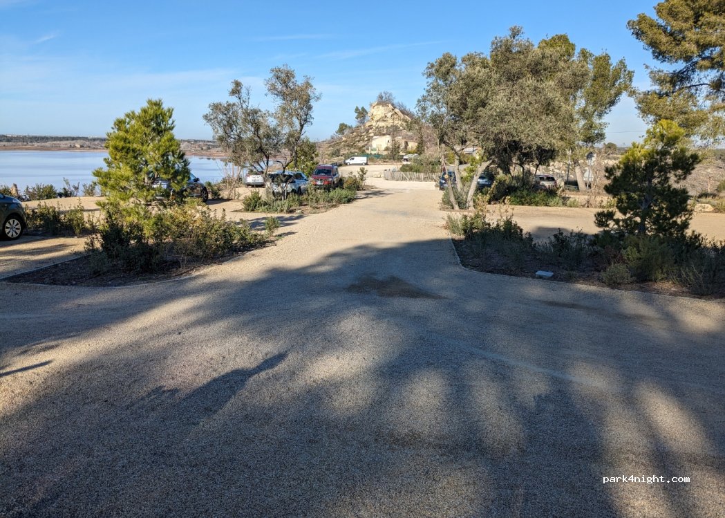 (13920) Saint-Mitre-les-Remparts - Route de Saint-Blaise — foto 3