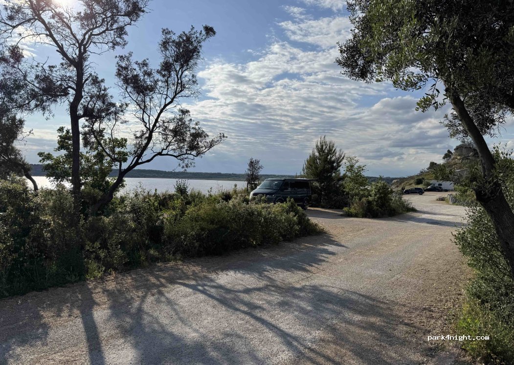 (13920) Saint-Mitre-les-Remparts - Route de Saint-Blaise — foto 5