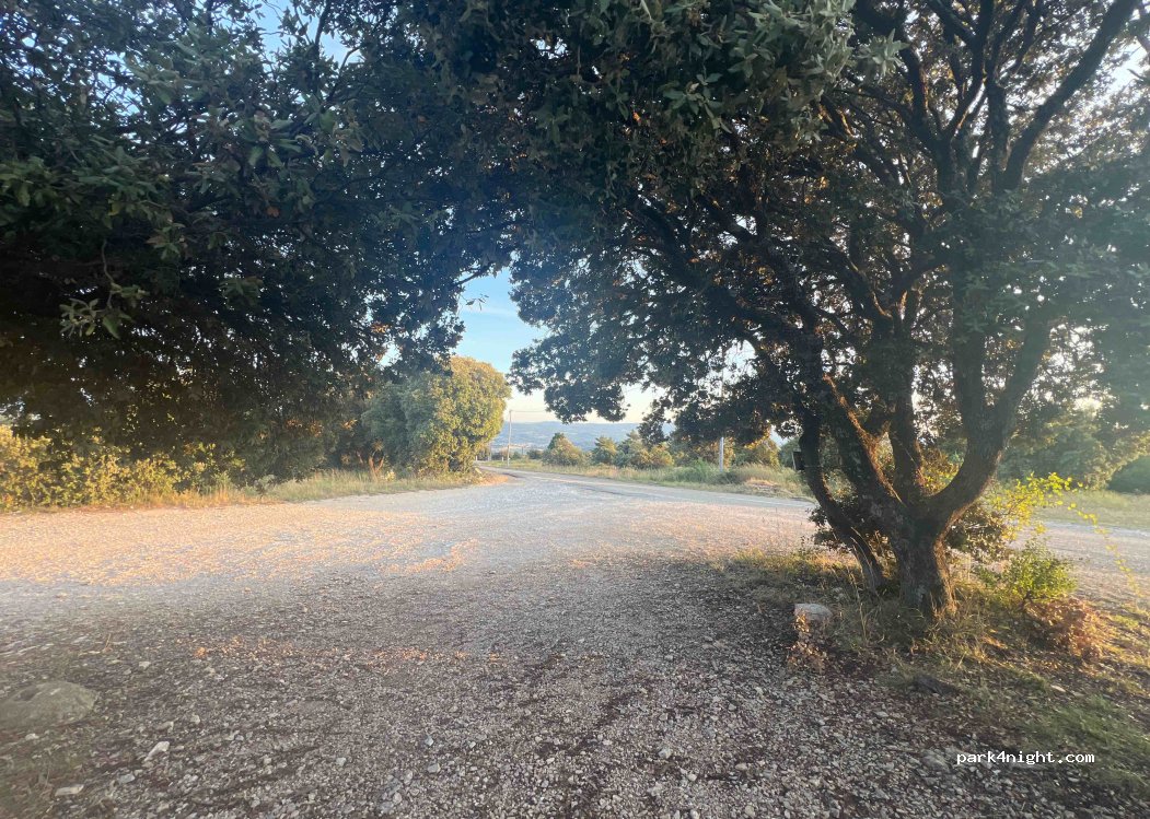 (84490) Saint-Saturnin-lès-Apt - D230 — foto