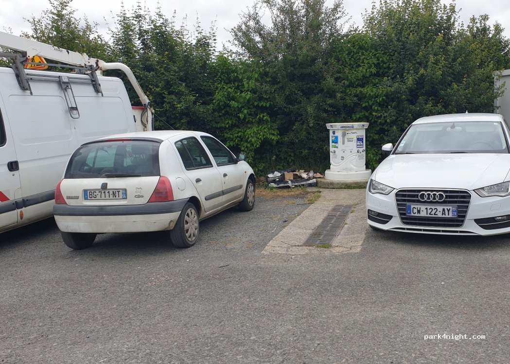 Aire de service et de stationnement pour camping car Ploumagoar — foto 3