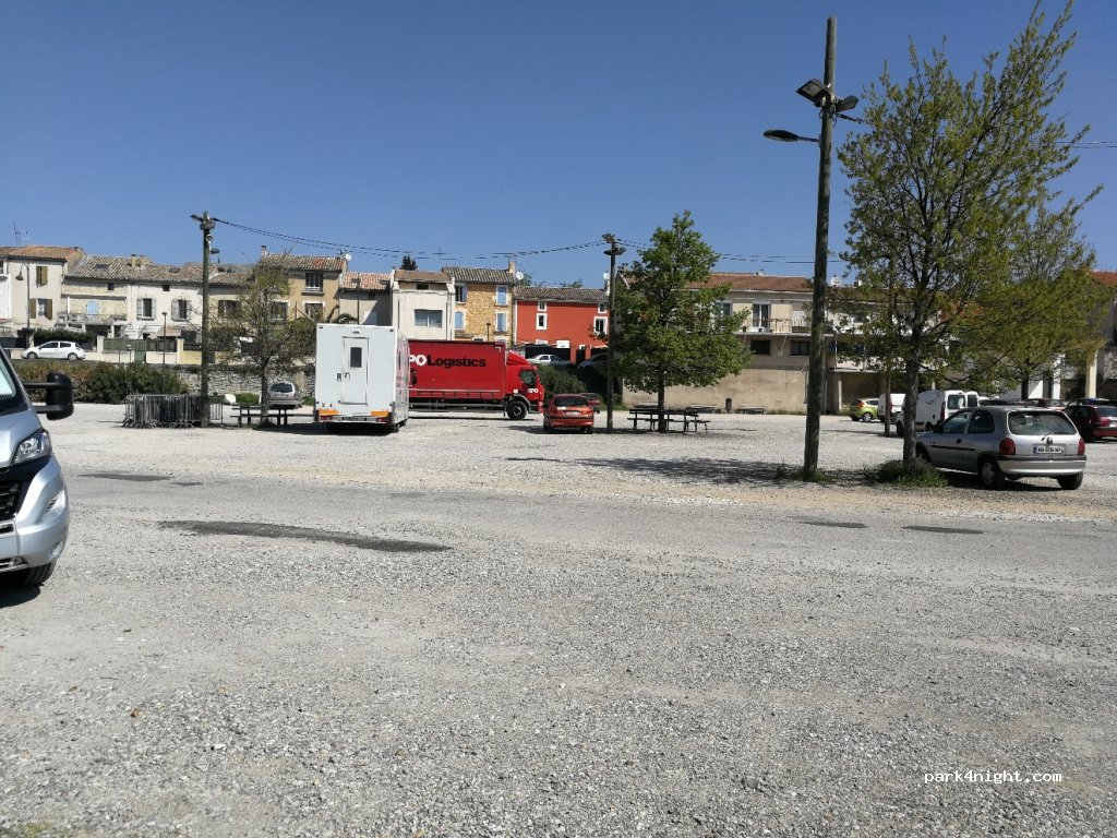 (84510) Caumont-sur-Durance - Place Maurice Baux — foto 2
