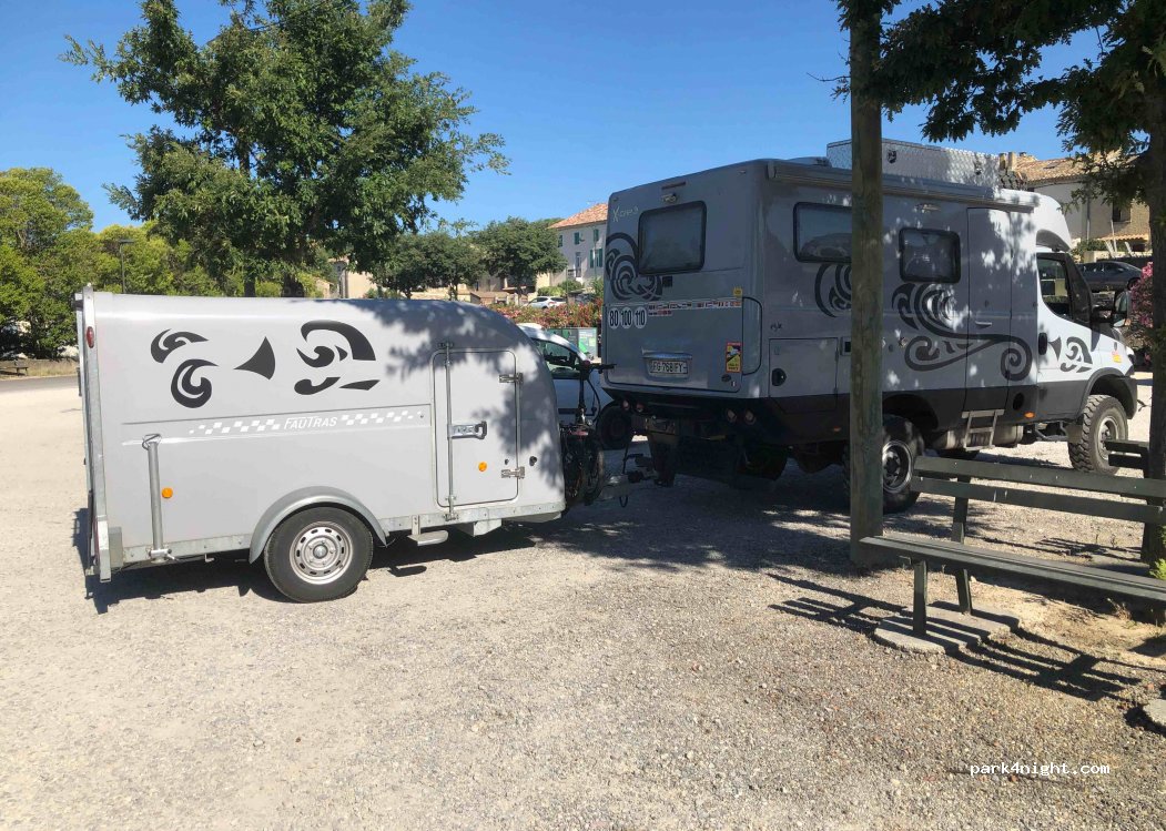(84510) Caumont-sur-Durance - Place Maurice Baux — foto 3