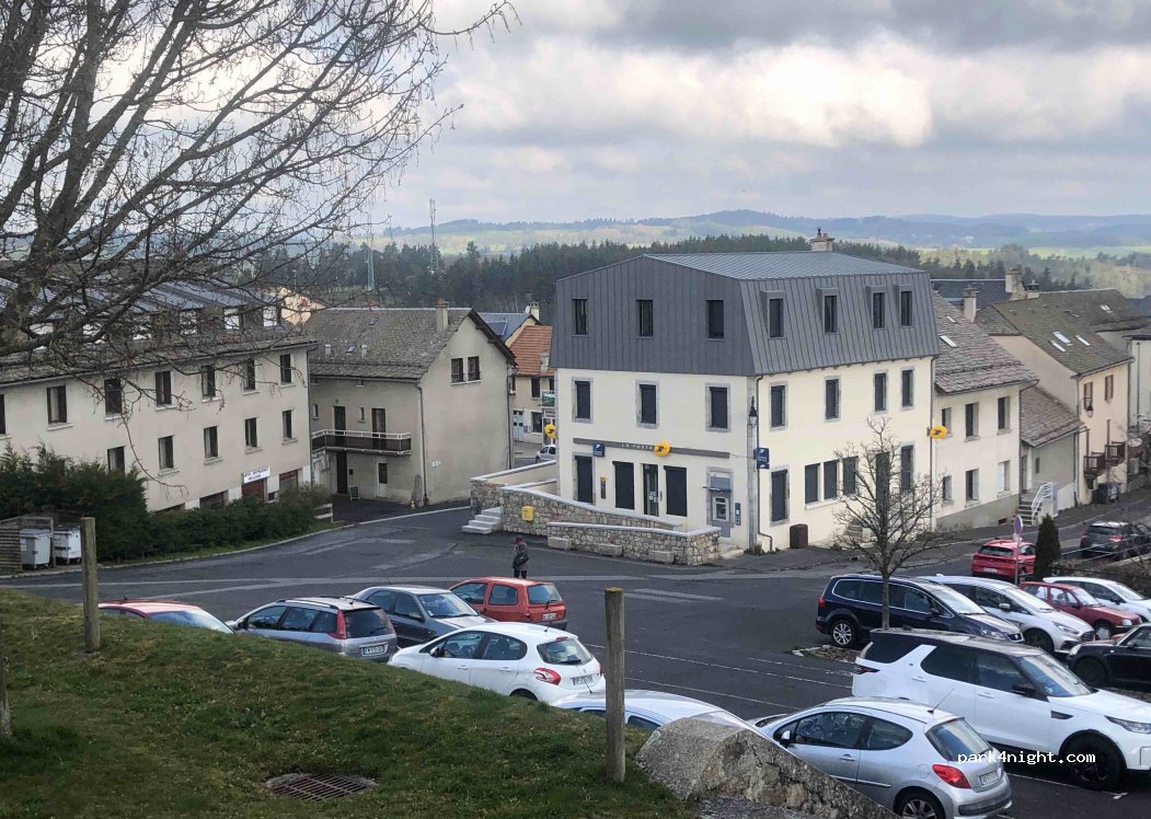 (48130) Aumont-Aubrac - 2 Place du Foirail — foto