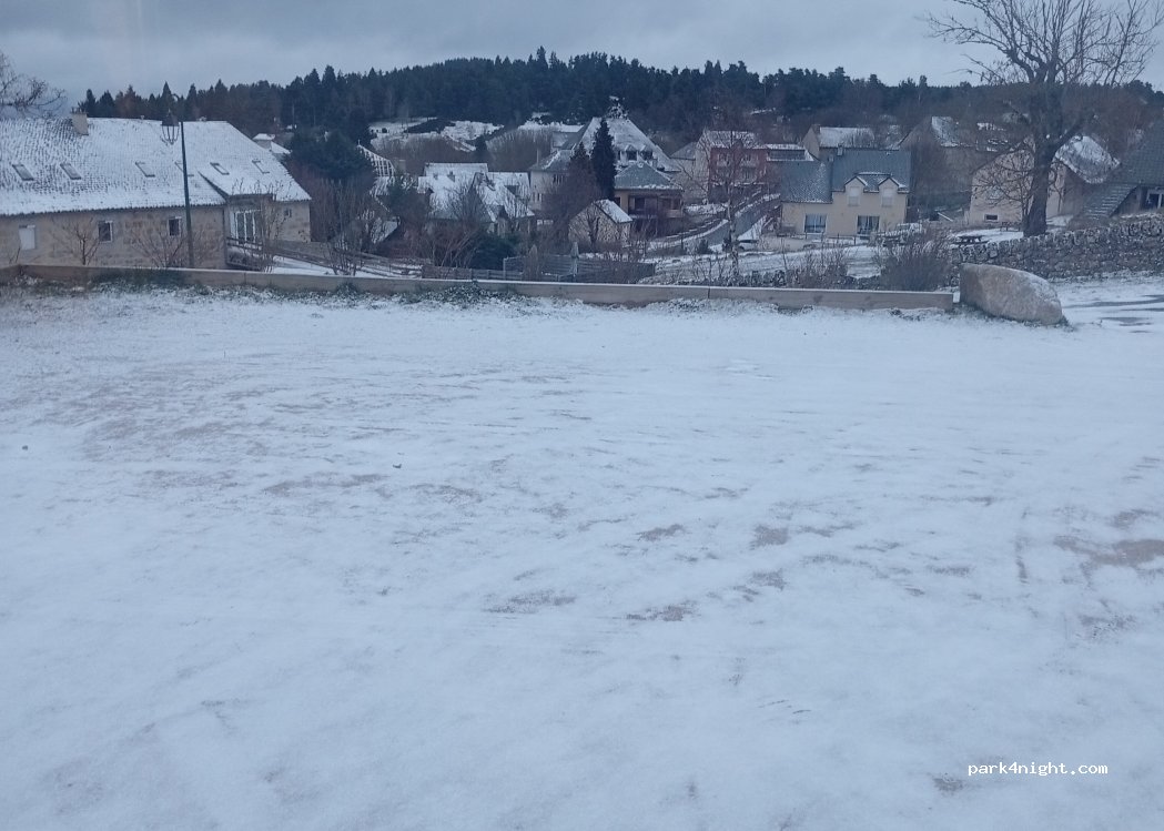 (48130) Aumont-Aubrac - 2 Place du Foirail — foto 4