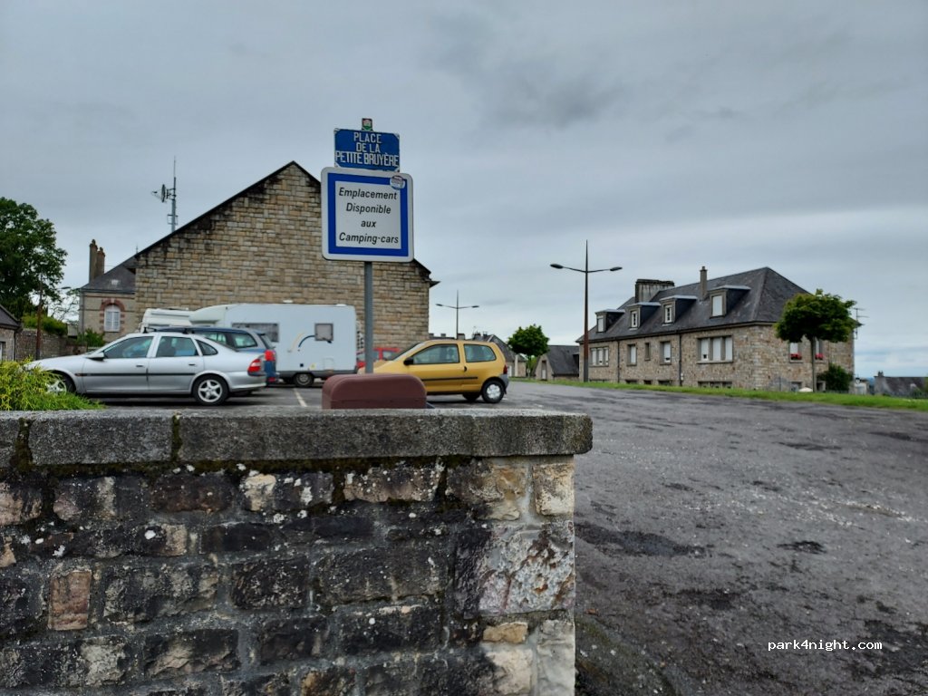 (61700) Domfront en Poiraie - 8 Place de la Petite Bruyère — foto