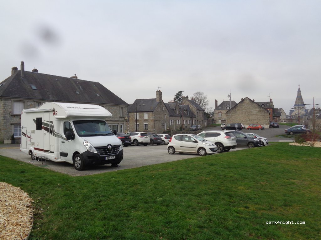 (61700) Domfront en Poiraie - 8 Place de la Petite Bruyère — foto 2