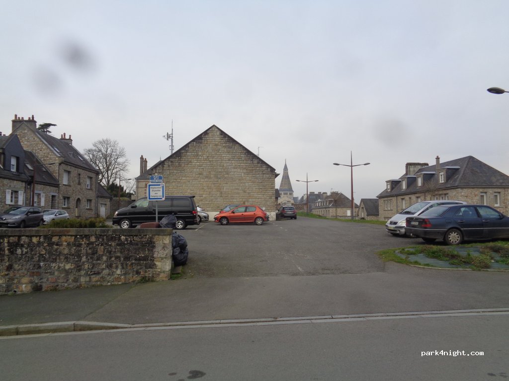 (61700) Domfront en Poiraie - 8 Place de la Petite Bruyère — foto 3