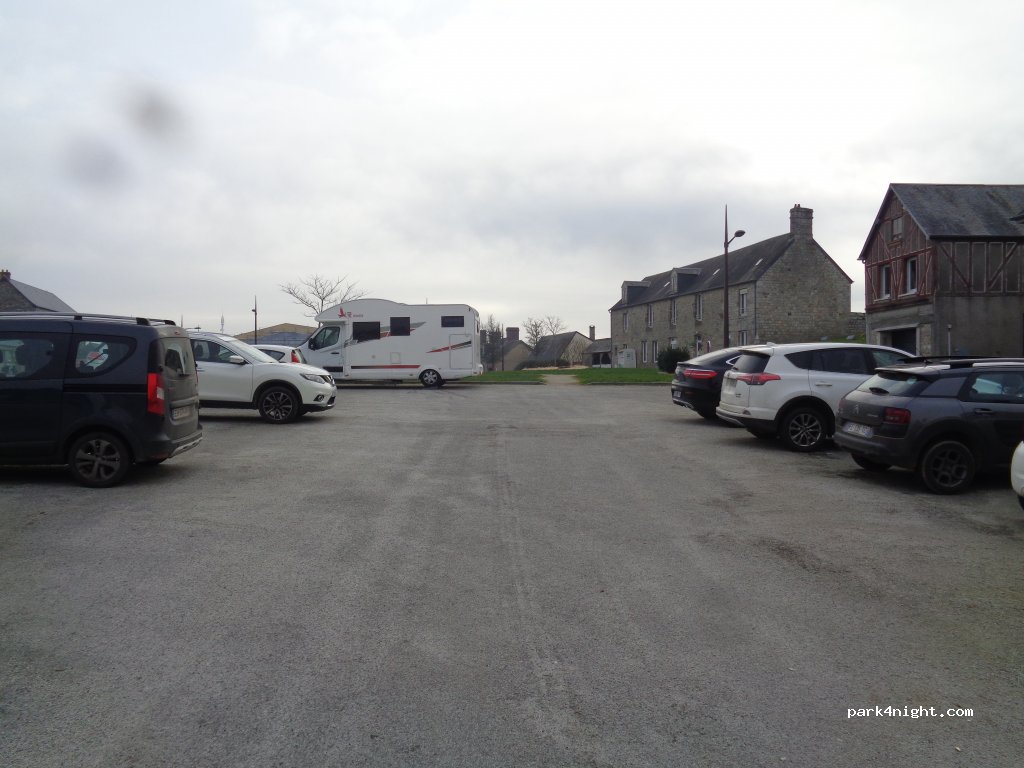 (61700) Domfront en Poiraie - 8 Place de la Petite Bruyère — foto 4