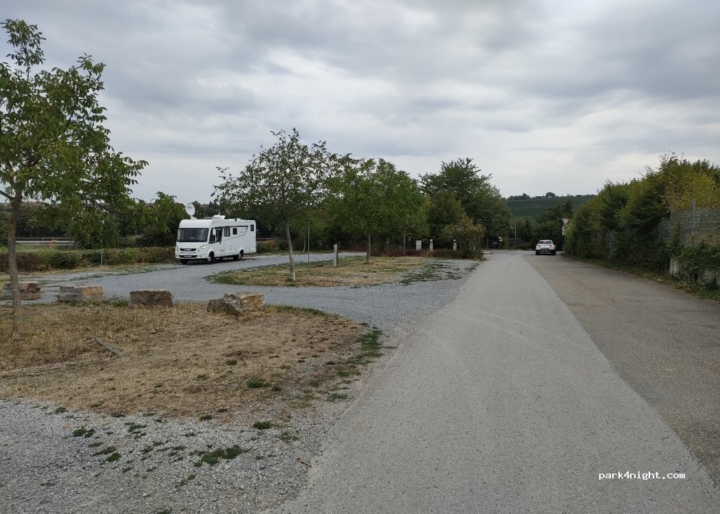 Wohnmobilstellplatz Am Freibad Lauffen am Neckar — foto 2