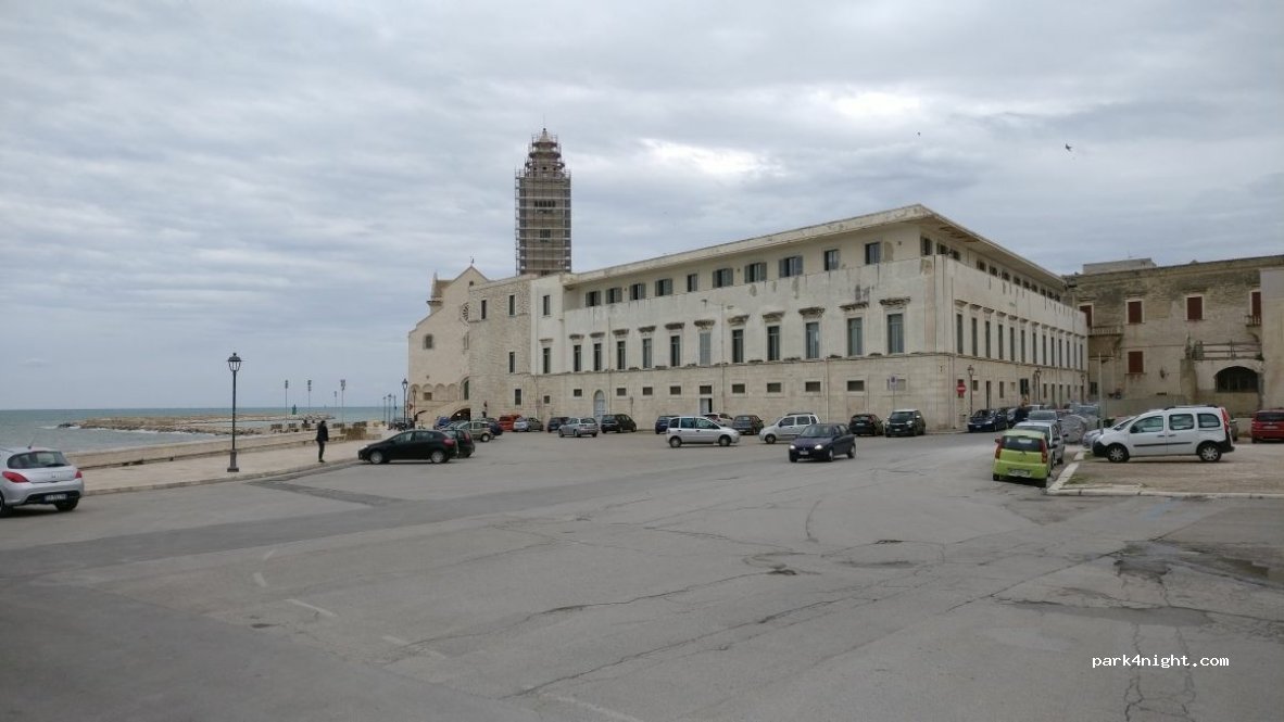 (76125) Trani - 2 Piazza Castello — foto