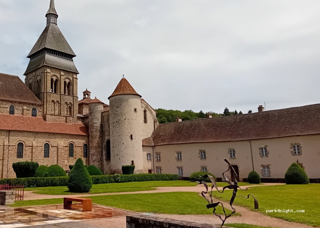 (23170) Chambon-sur-Voueize - 9 Place Delamare — foto 2