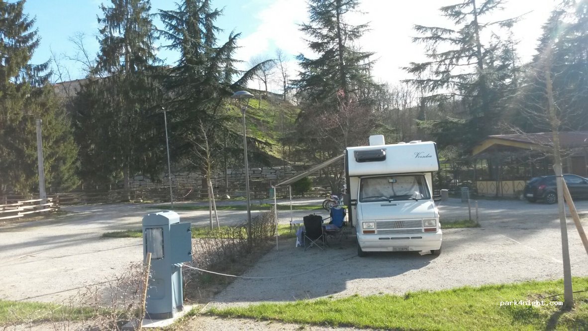 Area Sosta Camper Il Laghetto La Morra — foto