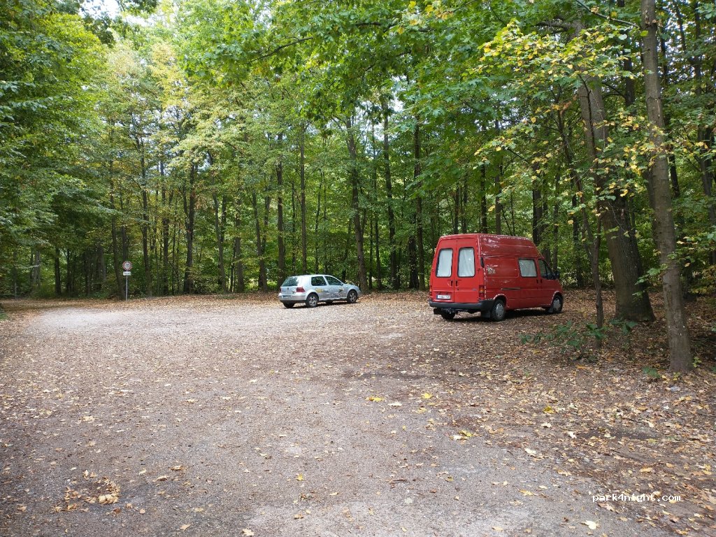 Spielberg Waldkulturpfad Parkplatz, Karlsbad — foto