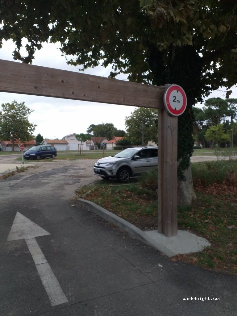 (33510) Andernos-les-Bains - 1 Place Camille Goubet — foto 2