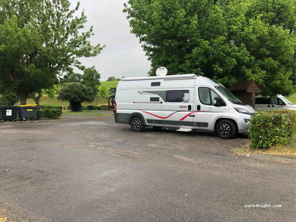 Aire de Repos de Camping-cars Pont à Brac — foto