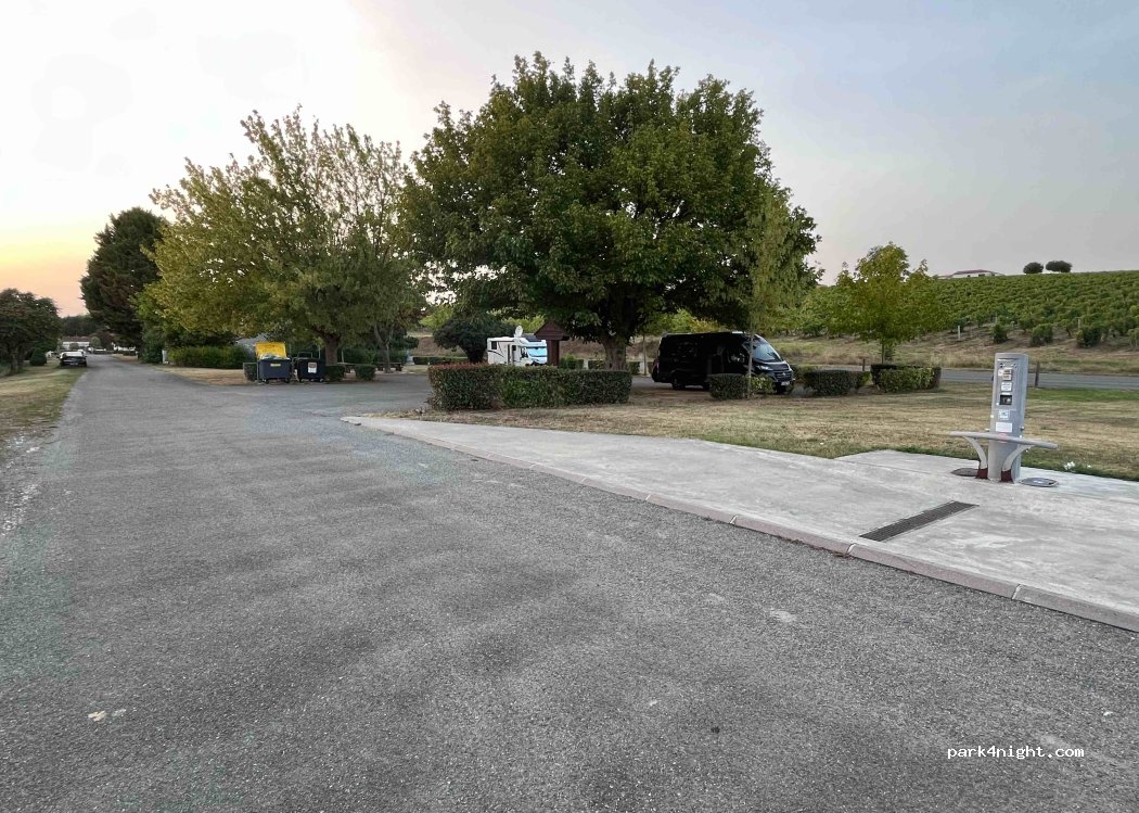 Aire de Repos de Camping-cars Pont à Brac — foto 4