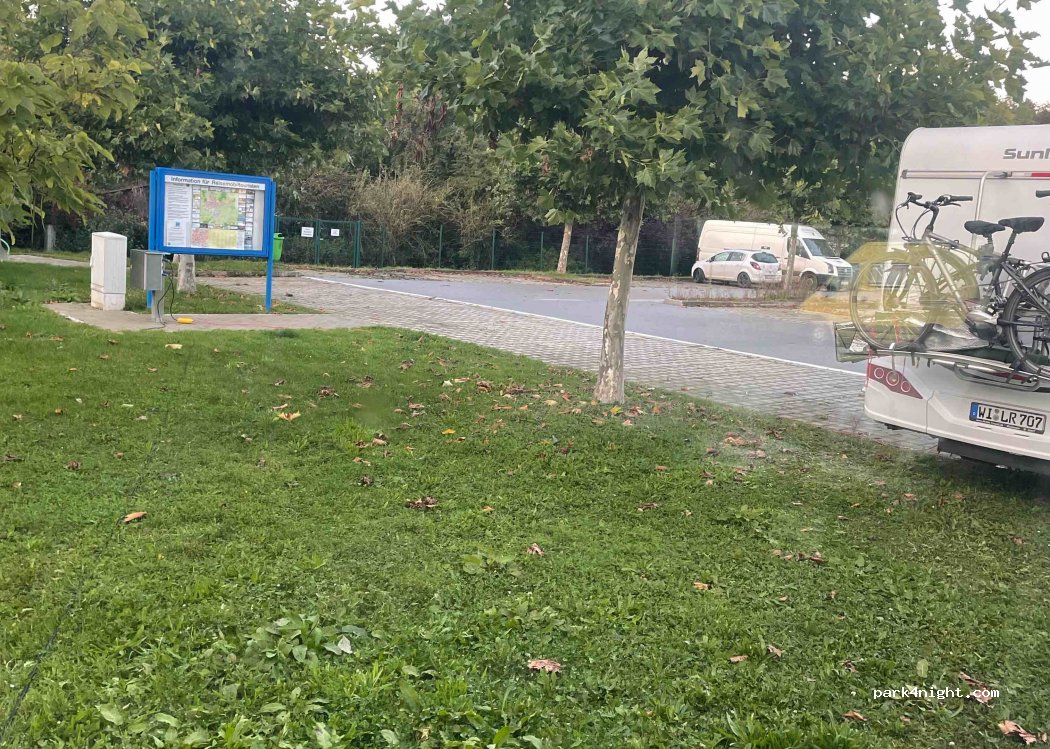 Wohnmobilstellplatz am Bahnhof in Pfarrkirchen — foto