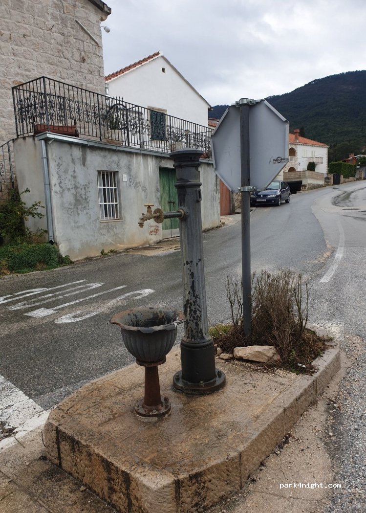 (20215) Gruda - Unnamed Road — foto