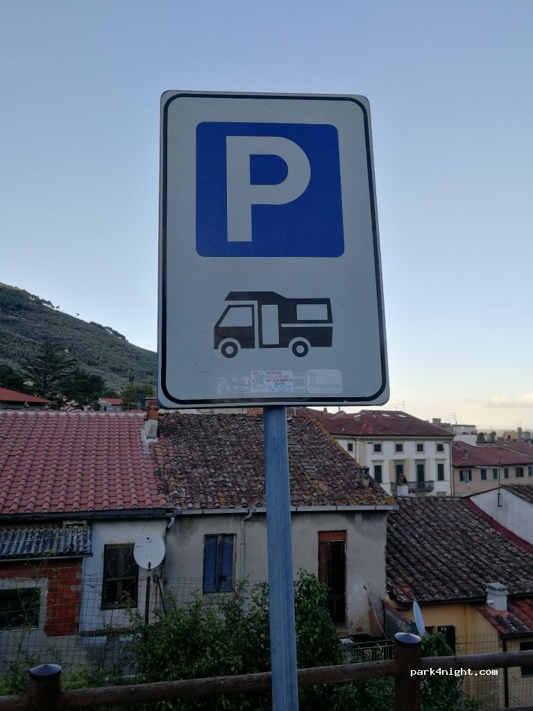Parcheggio Sosta Camper Buti — foto