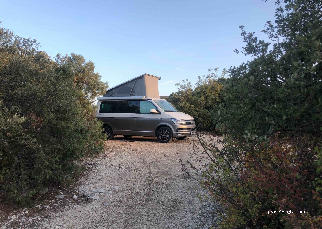 (84490) Saint-Saturnin-lès-Apt - D943 — foto 2