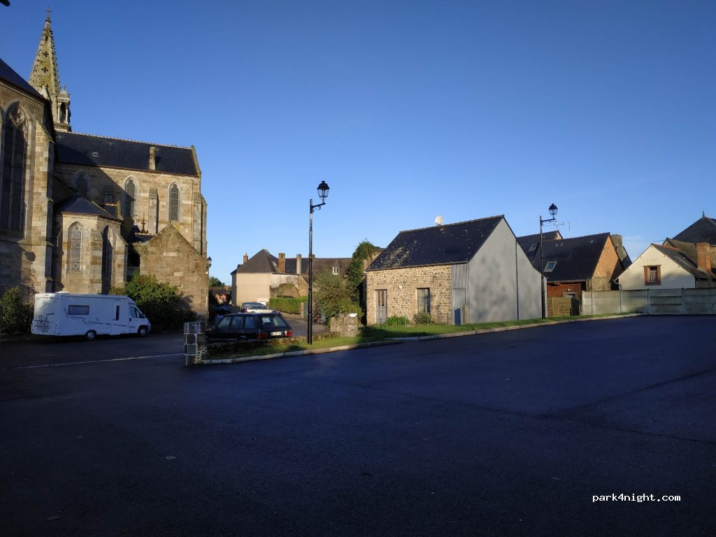 (35270) Combourg - 6 Place du Moutier — foto