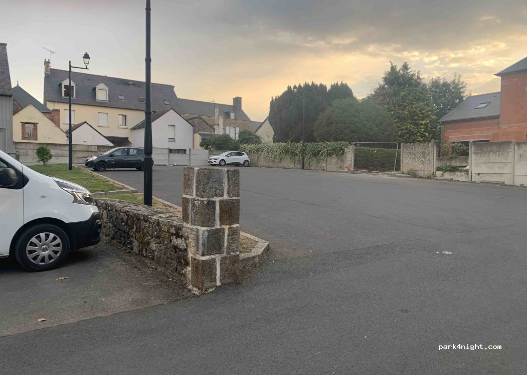 (35270) Combourg - 6 Place du Moutier — foto 2