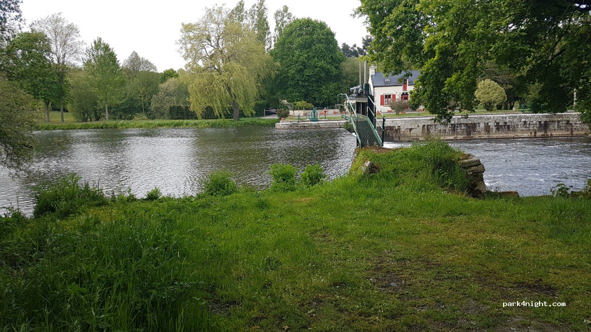 (56120) Josselin - 2 Place de la Congrégation — foto 2