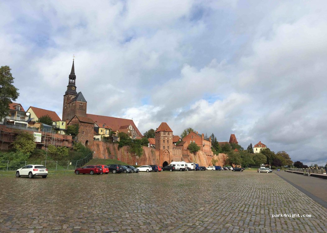 Parkplatz am Hafen — foto
