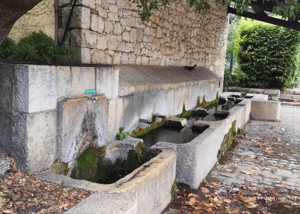 (06460) Saint-Vallier-de-Thiey - 3 Place Saint-Roch — foto
