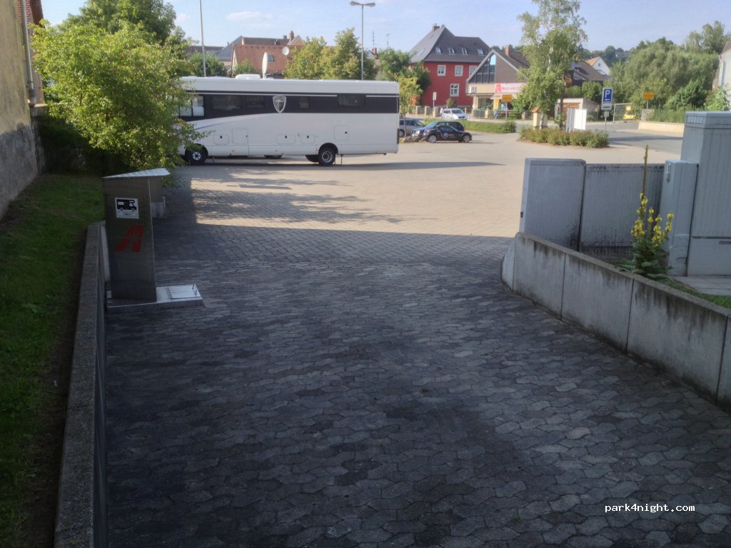 Wohnmobilstellplatz in der Ortsmitte Schlüsselfeld — foto