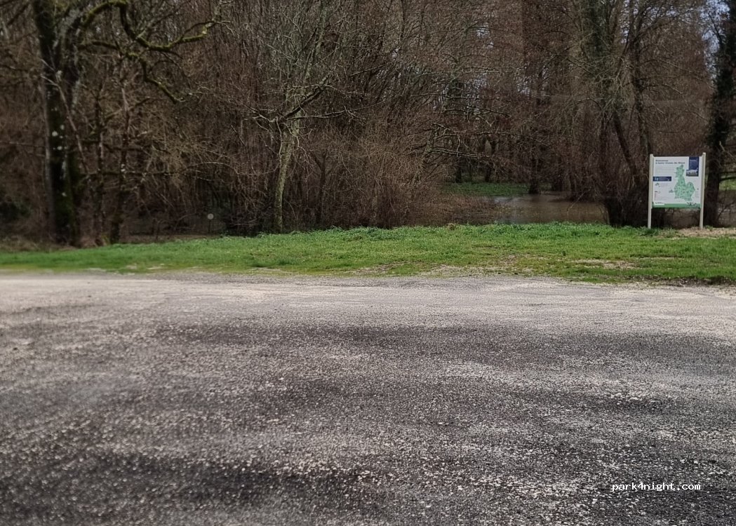 (33920) Saint-Vivien-de-Blaye - Le Bourg — foto 2