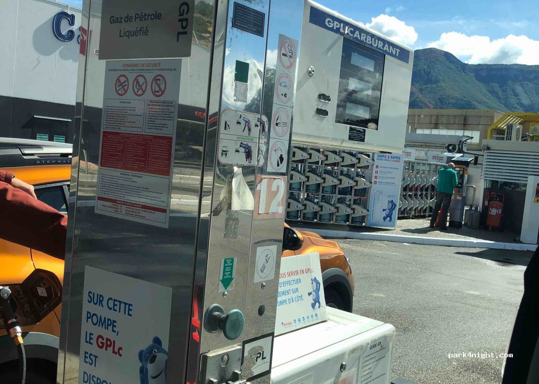 (04000) Digne-les-Bains - 1 Centre Commercial Carrefour — foto