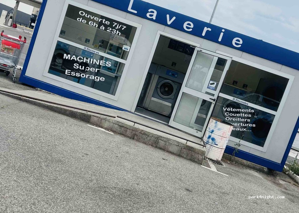 (04000) Digne-les-Bains - 1 Centre Commercial Carrefour — foto 2